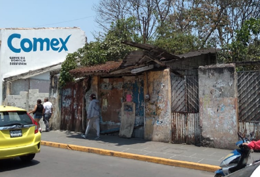 Gran riesgo por casas viejas en deterioro en el centro de Coatepec –  