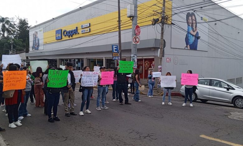 Protestan asesores y directivos de la UPAV por pagos pendientes y fallas en el sistema escolar