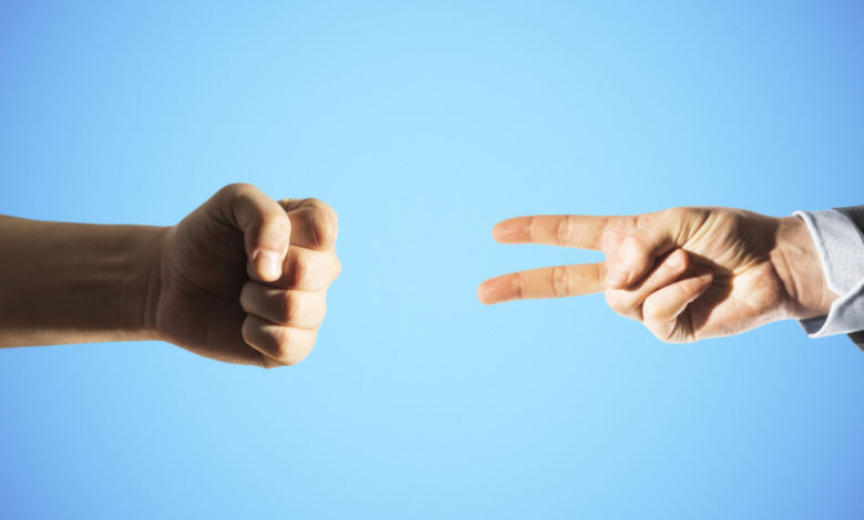 Ciencia revela por qué siempre pierdes en “piedra, papel o tijera”