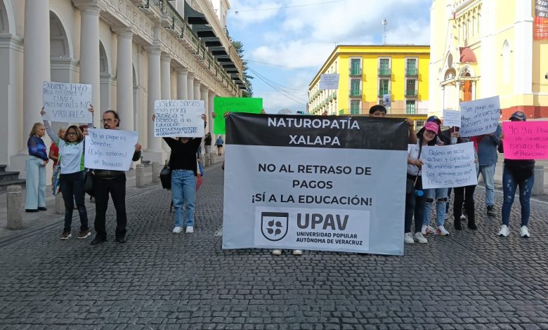 Estudiantes bloquean centro de Xalapa por crisis en UPAV