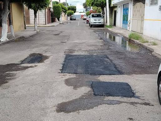 Vecinos denuncian bache de casi un año en la colonia Centro